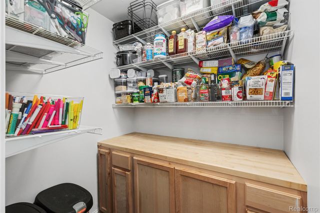 757 Foxhall Road N, Bloomfield Charter Township, MI 48304