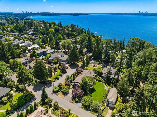 809 16th Avenue W, Kirkland, WA 98033