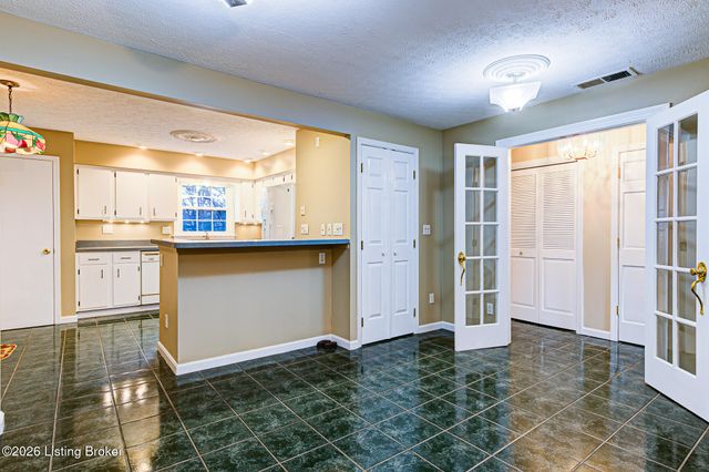 308 Stonehenge Dr 102, Louisville, KY 40207