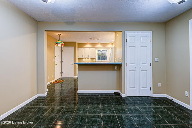 308 Stonehenge Dr 102, Louisville, KY 40207