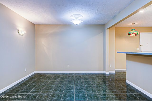 308 Stonehenge Dr 102, Louisville, KY 40207