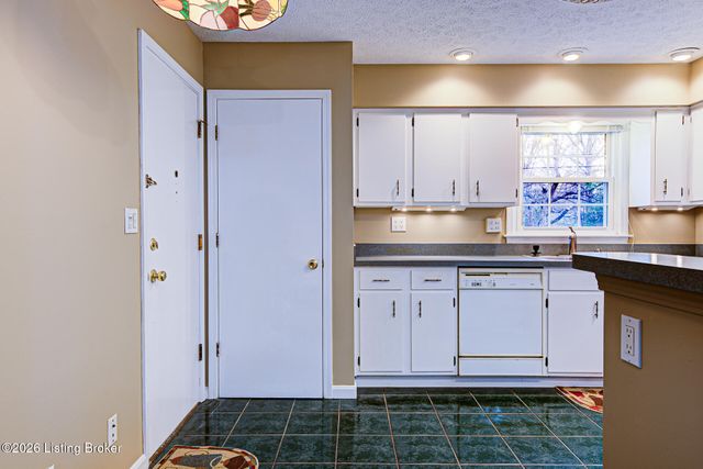 308 Stonehenge Dr 102, Louisville, KY 40207