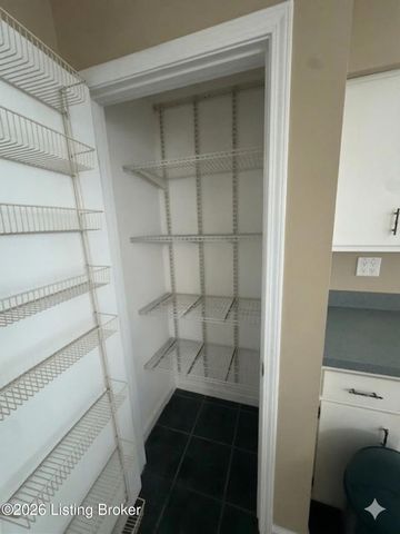 308 Stonehenge Dr 102, Louisville, KY 40207