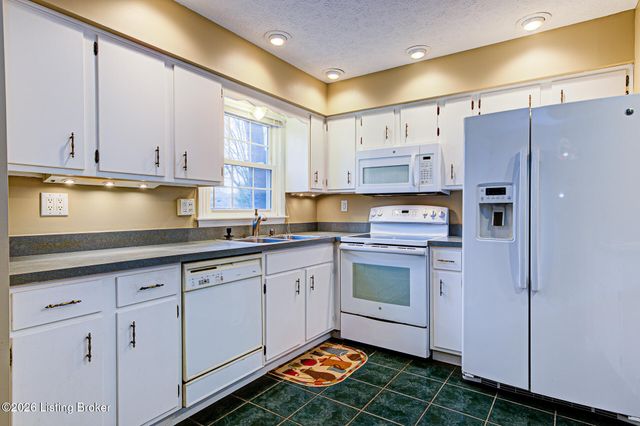 308 Stonehenge Dr 102, Louisville, KY 40207