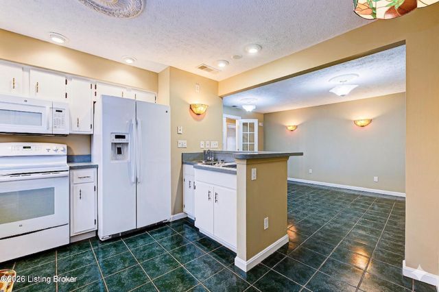 308 Stonehenge Dr 102, Louisville, KY 40207