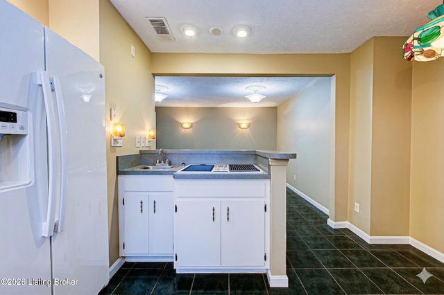 308 Stonehenge Dr 102, Louisville, KY 40207