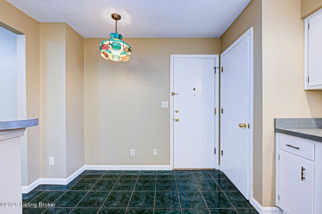 308 Stonehenge Dr 102, Louisville, KY 40207