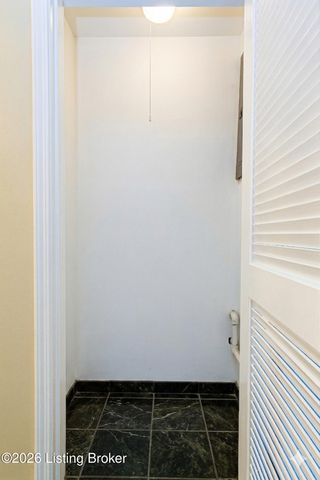 308 Stonehenge Dr 102, Louisville, KY 40207