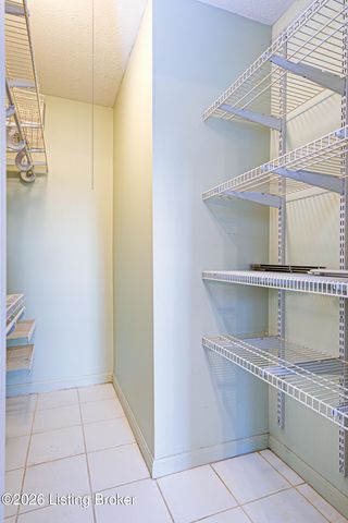 308 Stonehenge Dr 102, Louisville, KY 40207