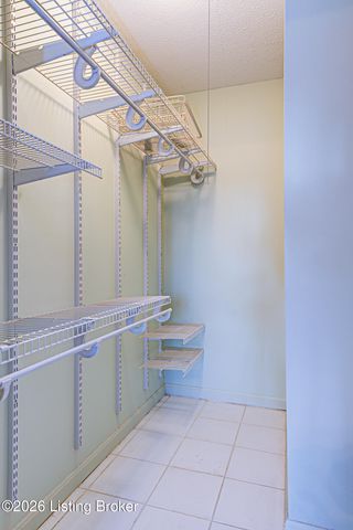 308 Stonehenge Dr 102, Louisville, KY 40207