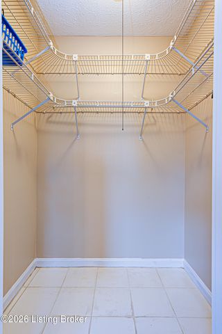 308 Stonehenge Dr 102, Louisville, KY 40207