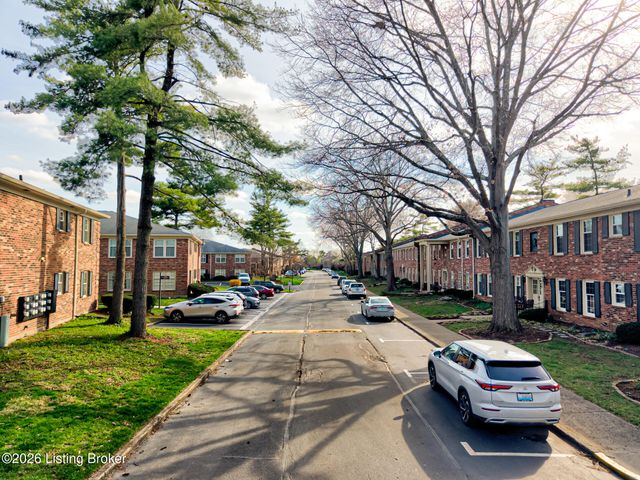 308 Stonehenge Dr 102, Louisville, KY 40207