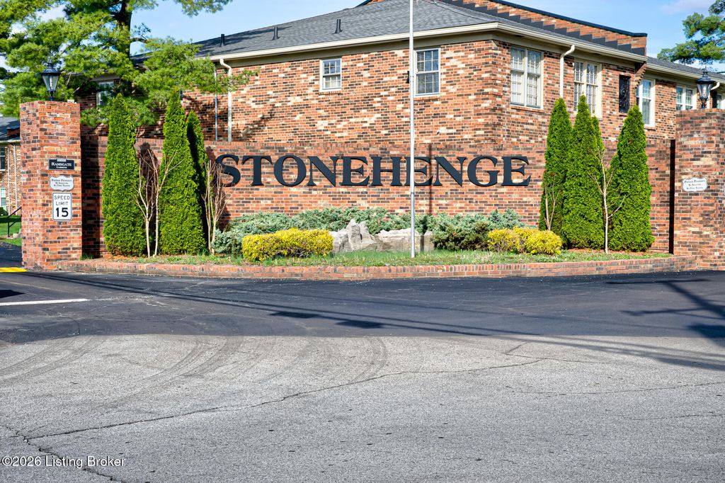 308 Stonehenge Dr 102, Louisville, KY 40207