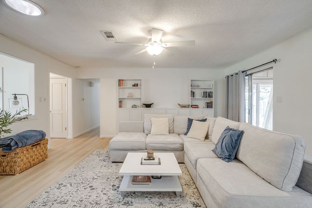 441 W Pleasantview Drive, Hurst, TX 76054