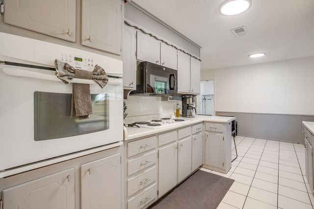 441 W Pleasantview Drive, Hurst, TX 76054