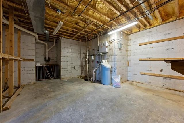 1573 N 1100 Road, Lawrence, KS 66046