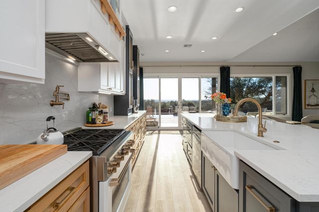 321 Running Deer LN, Dripping Springs, TX 78620