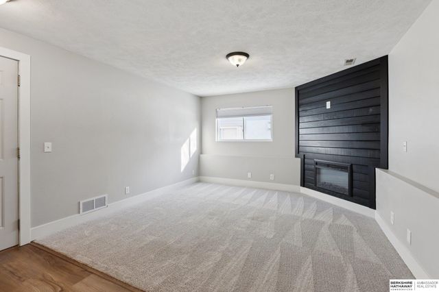 16525 Grant Street, Omaha, NE 68116