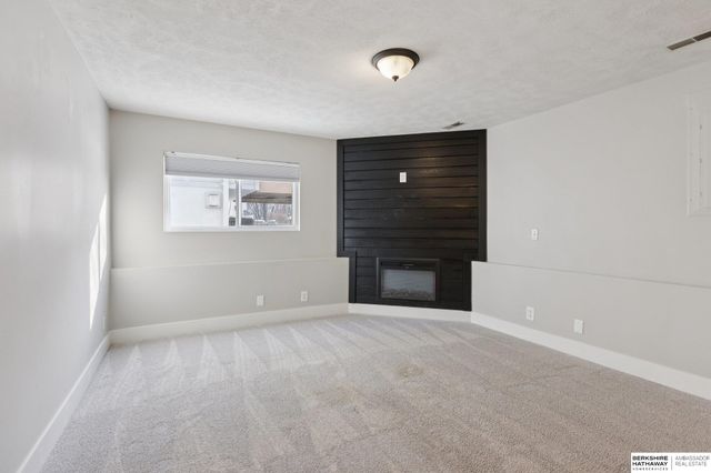 16525 Grant Street, Omaha, NE 68116