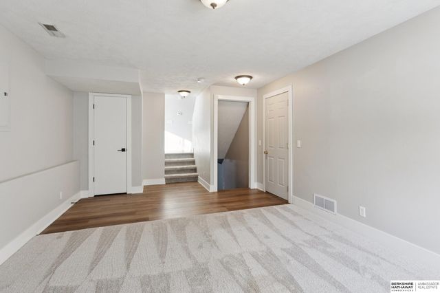 16525 Grant Street, Omaha, NE 68116