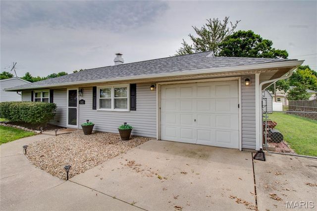 102 Saint Joseph Drive, Godfrey, IL 62035