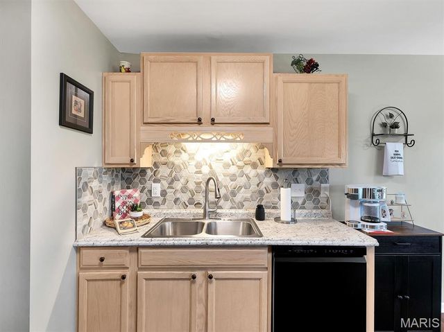 10237 Carlton Place Court, St Louis, MO 63123