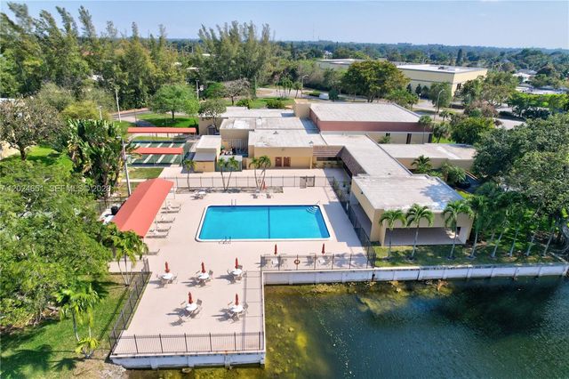 5860 NW 64th Ave 102, Tamarac, FL 33319