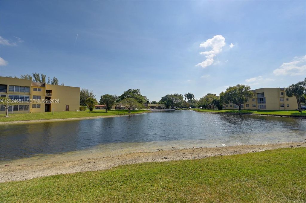 5860 NW 64th Ave 102, Tamarac, FL 33319