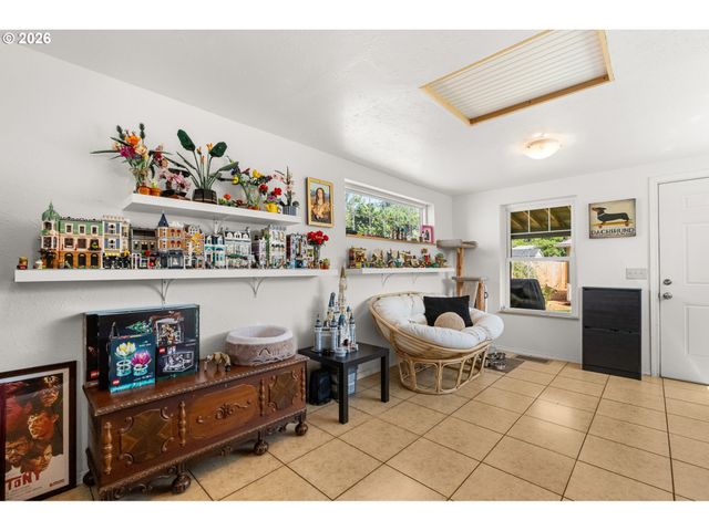 1039 4TH St, Springfield, OR 97477