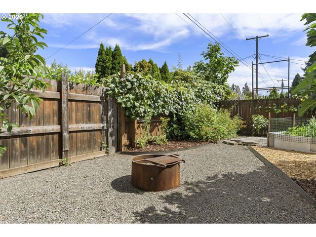 1039 4TH St, Springfield, OR 97477