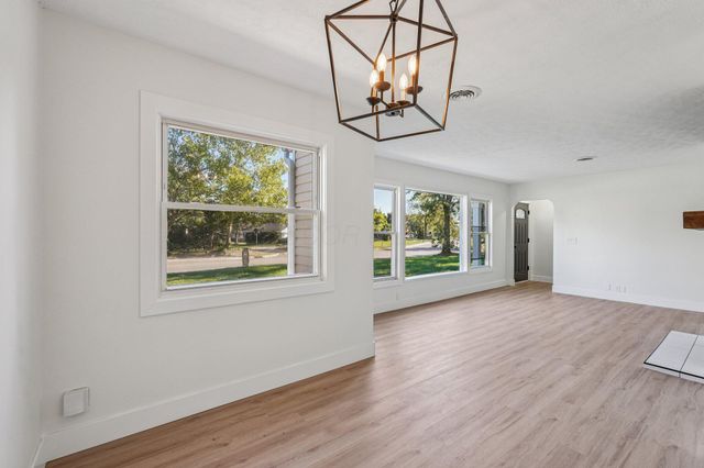 3283 Kingston Avenue, Grove City, OH 43123