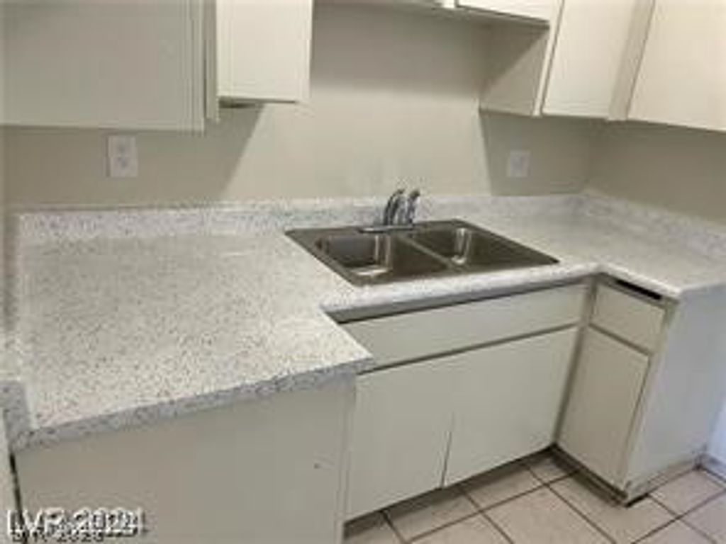 615 South Royal Crest Circle 10, Las Vegas, NV 89169 — photo 2