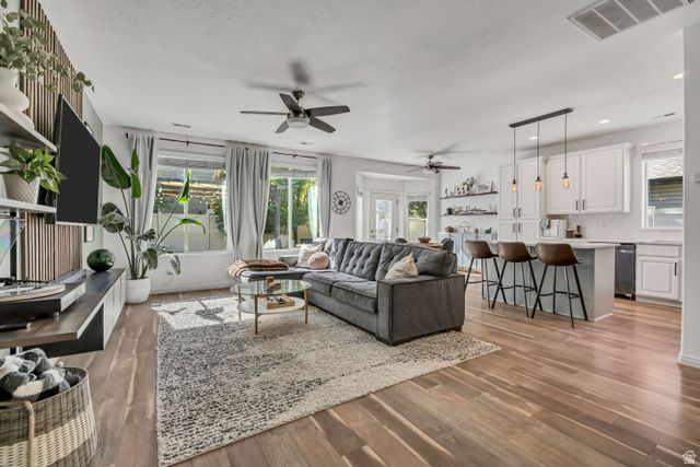977 N FOX HOLLOW DR, North Salt Lake, UT 84054