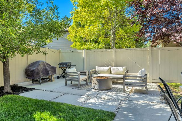 977 N FOX HOLLOW DR, North Salt Lake, UT 84054
