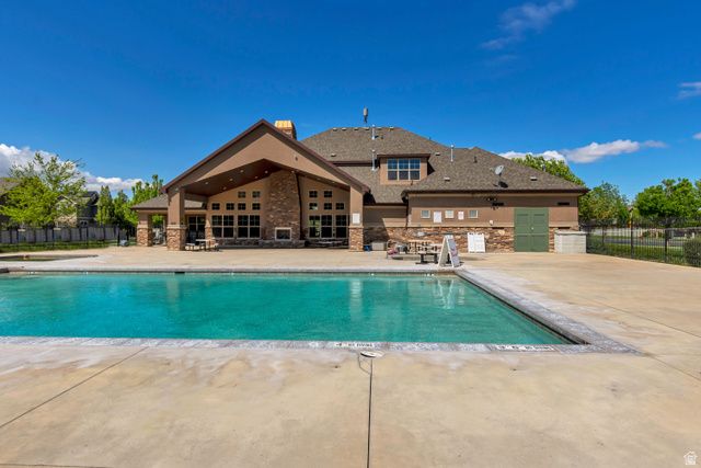 977 N FOX HOLLOW DR, North Salt Lake, UT 84054