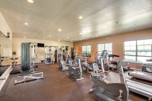 977 N FOX HOLLOW DR, North Salt Lake, UT 84054