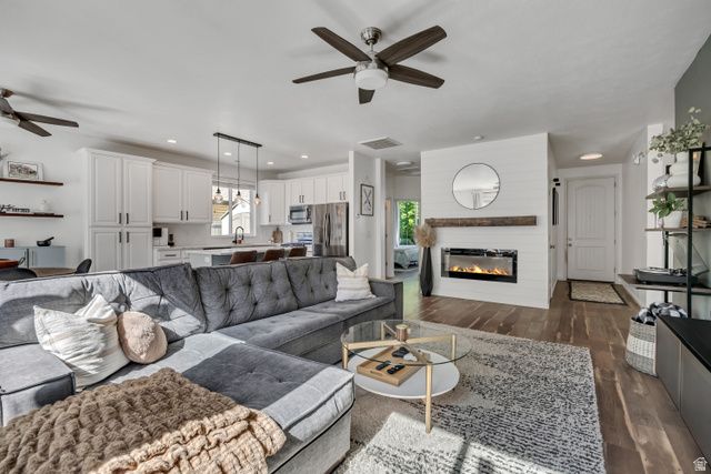 977 N FOX HOLLOW DR, North Salt Lake, UT 84054