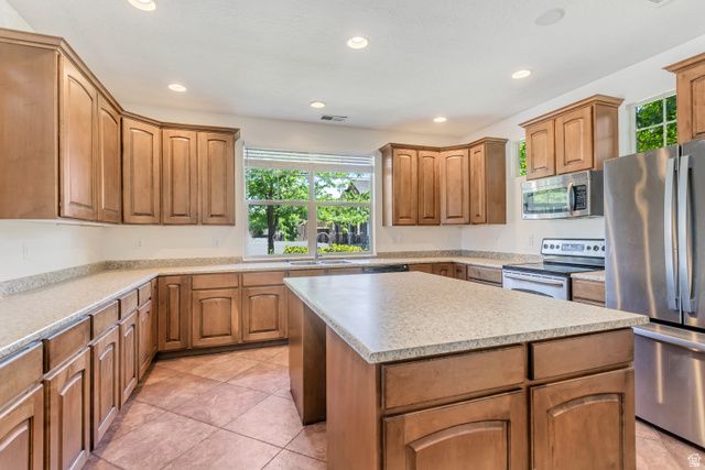 977 N FOX HOLLOW DR, North Salt Lake, UT 84054