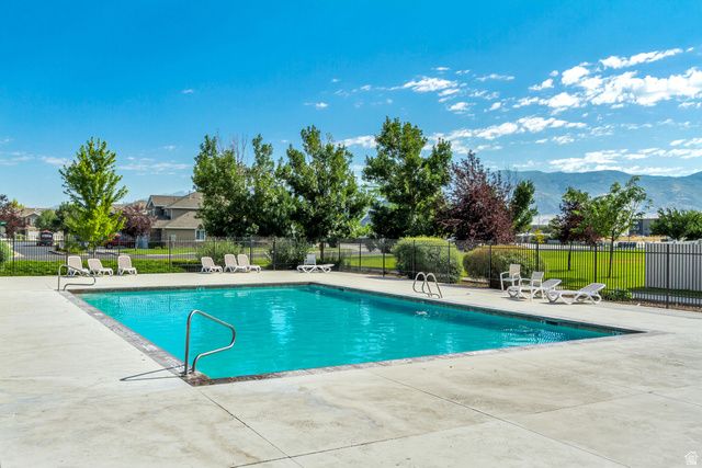 977 N FOX HOLLOW DR, North Salt Lake, UT 84054