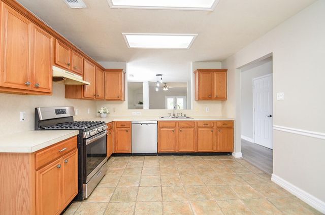 1614 Village Court Drive, Rosenberg, TX 77471