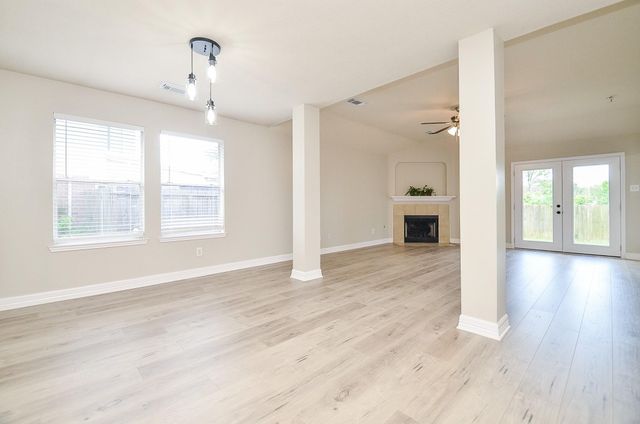 1614 Village Court Drive, Rosenberg, TX 77471