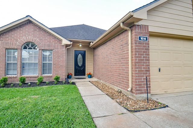 1614 Village Court Drive, Rosenberg, TX 77471