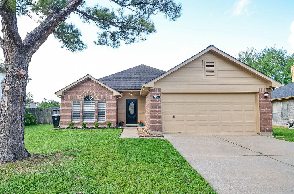 1614 Village Court Drive, Rosenberg, TX 77471