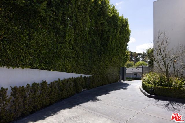 1401 Londonderry Place, Los Angeles, CA 90069
