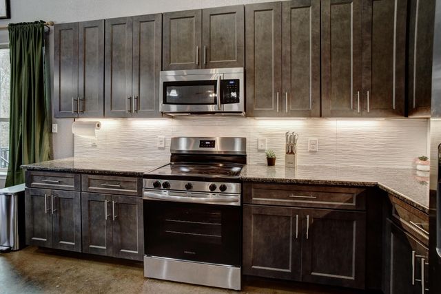 172 Waipahoehoe DR, Bastrop, TX 78602