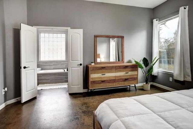 172 Waipahoehoe DR, Bastrop, TX 78602