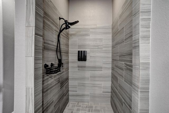 172 Waipahoehoe DR, Bastrop, TX 78602