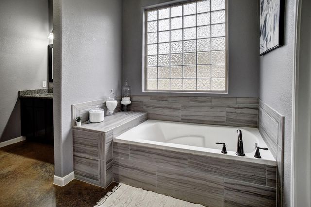 172 Waipahoehoe DR, Bastrop, TX 78602