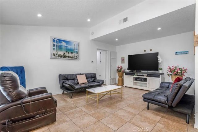 19124 Avenue Of The Oaks A, Newhall, CA 91321