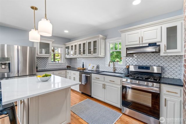 300 NW 47th Street, Seattle, WA 98107